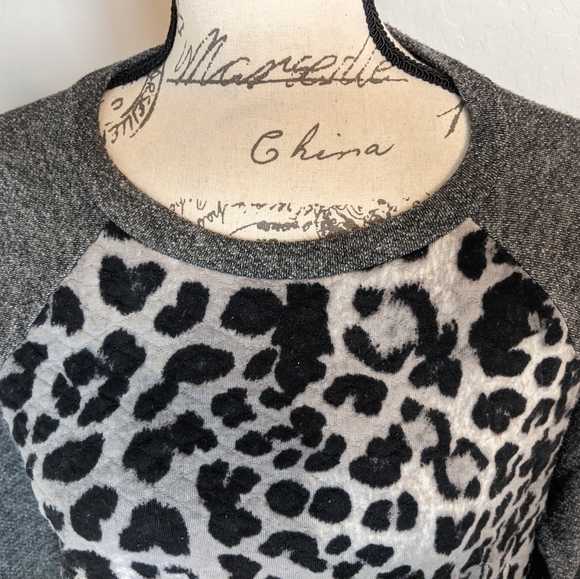 Leopard Print Glamour Sweatshirt - Picture 2 of 4